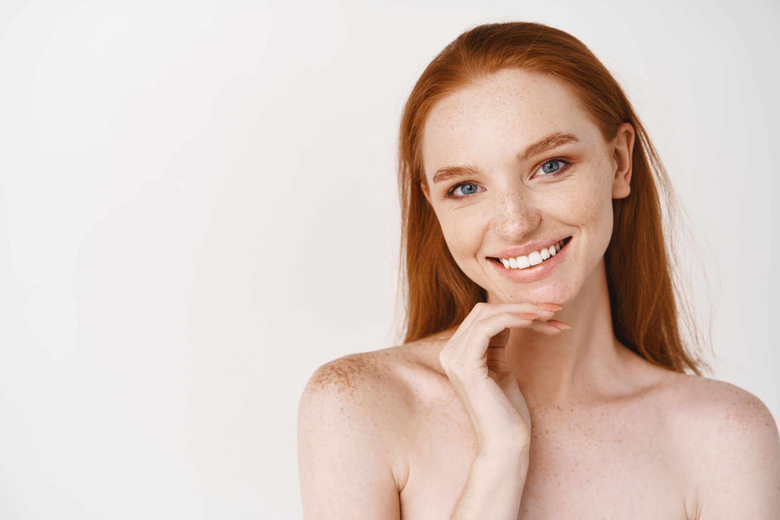 Close-up,Of,Beautiful,Redhead,Woman,With,Pale,Skin,,Standing,Nude